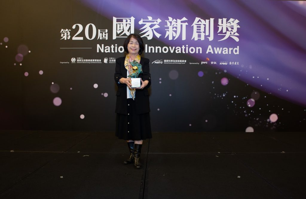 宜蘭安永樂活股份有限公司翁金珠董事長代表領取代表領取「第二十屆國家新創獎-企業新創獎」獎座(圖片來源:安永集團)