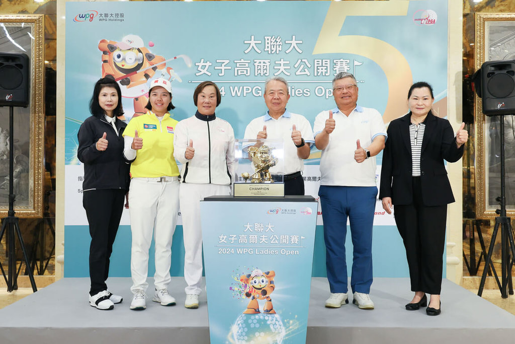 台灣女子職業高爾夫協會（TLPGA）大聯大女子高爾夫公開賽15日起開打，今年總獎金提高到新台幣1200萬元，14日舉行賽前記者會，宣布推動永續經營，比賽期間球員抓下博蒂就種1顆樹。（TLPGA提供）