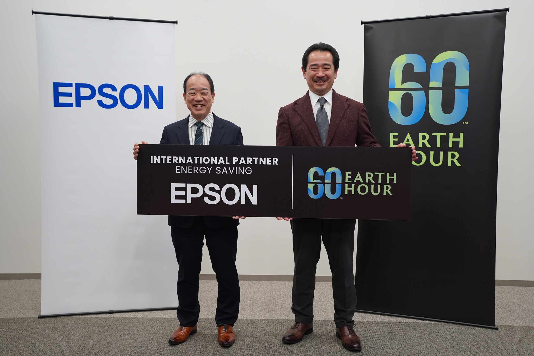 全球企業 EPSON 用永續發展政策創造多贏局面。（圖左為 EPSON 精工愛普生集團社長小川恭範，圖片來源：EPSON FB）