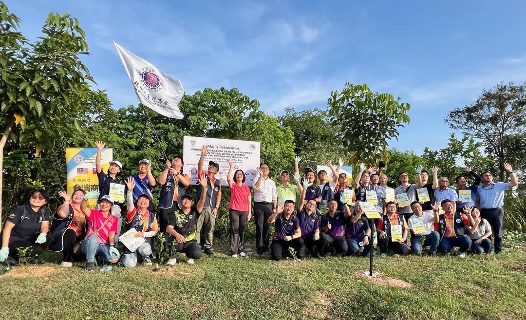 大馬台灣商會檳城分會響應地球日百萬種樹計劃活動。（圖片來源：駐馬來西亞台北經濟文化辦事處）