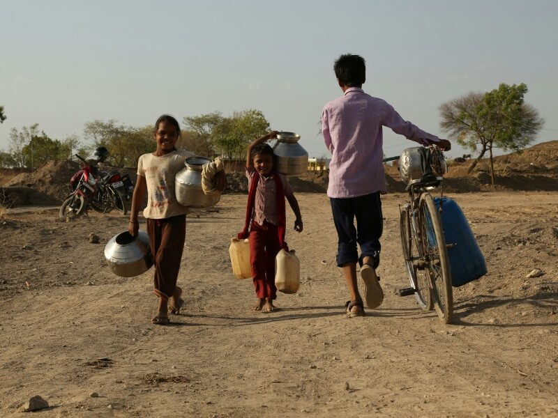 缺水地區的孩童或婦女為了獲得乾淨水源，每天平均需步行 6 公里。（圖片來源：Unsplash）