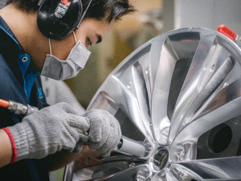 台灣最大輪圈鍛造廠巧新科技，開始進行 ESG 永續發展議題，導入再生鋁減少碳足跡。（圖片來源：巧新科技官網）