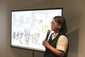 台灣視覺藝術協會日前發布「台灣視覺藝術永續行動研究報告」，為國內視覺藝術首次永續意識普查。計畫主持人蘇瑤華（圖）在調查期間也曾於新浜碼頭藝術空間主持相關焦點論壇。（圖片來源：台灣視覺藝術協會）
