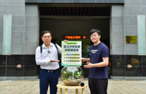 綠色和平氣候與能源專案主任徐祥誠（右）21日向環境部長彭啟明（左）遞交「台灣淨零無塑政策建議書」，及「展望永續台灣」盆景。（圖片來源：綠色和平）
