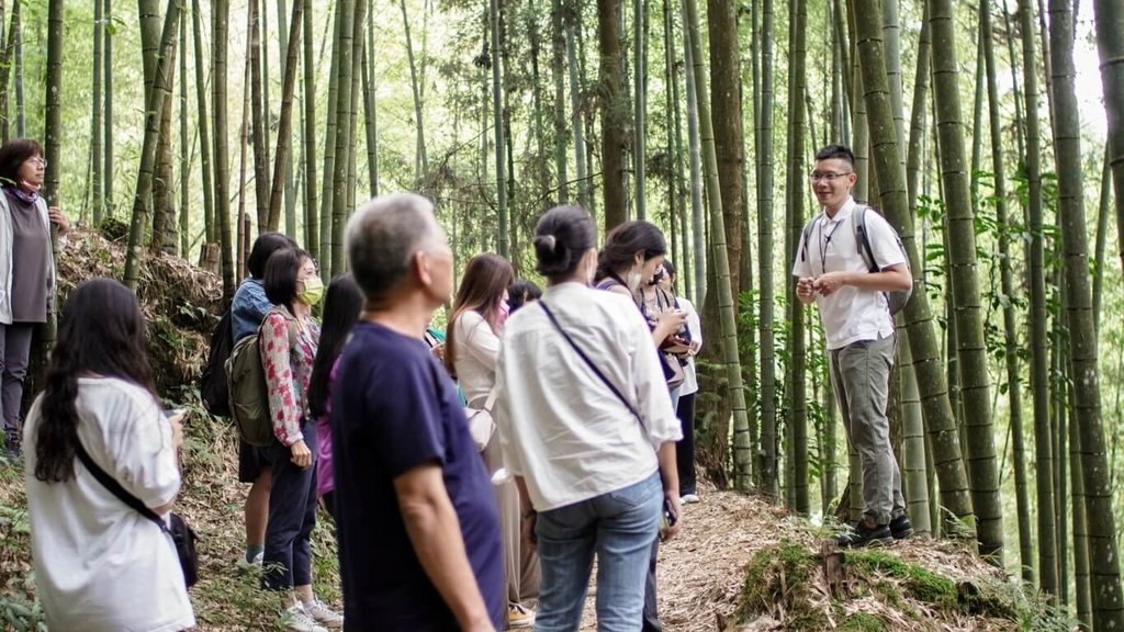 台灣森林保健學會理事林家民（右）表示，短期階段完成森林療癒師認證制度，目前進行到中程的產業化階段，國內已有45名森林療癒師，未來長期階段會跟衛生福利、醫療接軌。（圖片來源：林家民提供）