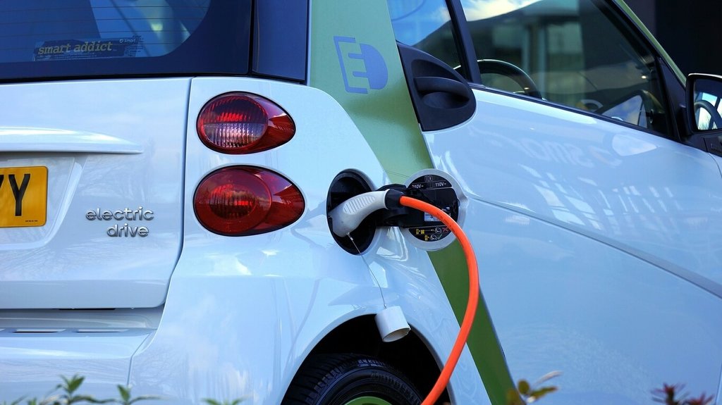 加州大學柏克萊分校近期一項研究表明，採用電動車明顯有助減少碳足跡；每1英里（約1.6公里）可使車輛碳排量減少2.6%。（圖片來源：UC Berkeley）