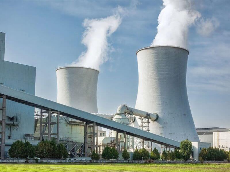 鋼鐵和化工等無法電氣化的高污染產業，製造過程中會排放溫室氣體。（圖片來源：shutterstock）