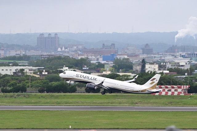 交通部民用航空局宣布，明年將試辦國籍航空飛機首次在台灣添加永續航空燃料（SAF）。（圖片來源：Unsplash）