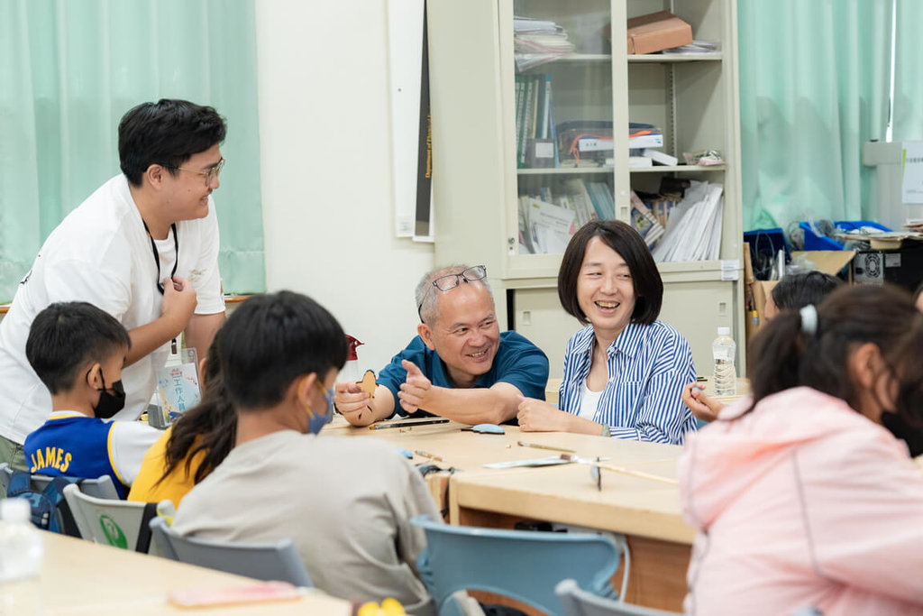 台亞風能前進澎湖舉辦「風吹澎湖灣暑期夏令營」，台亞風能董事長吳坤達（中）與小學生一同參與課程，擔任「大學伴」角色。（圖片來源：台亞風能提供）