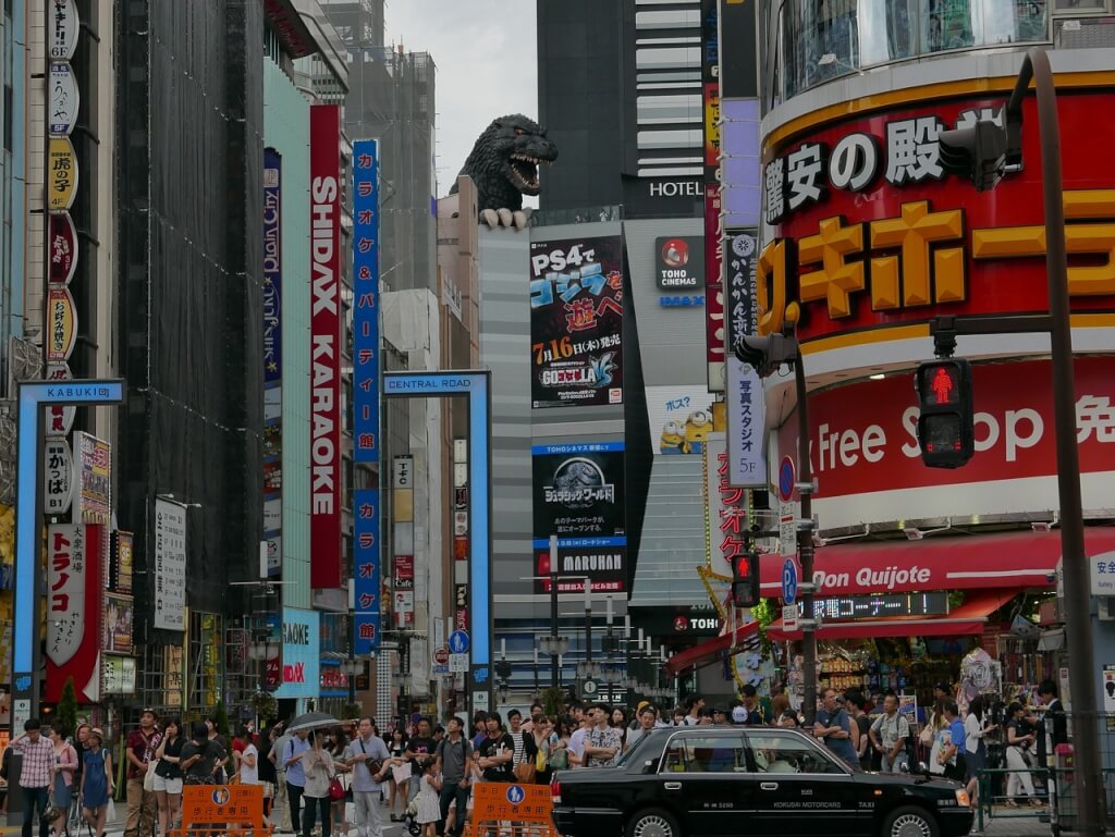 JERA提供科技新服務，可判斷用電是否來自再生能源，東寶株式會社位於東京的日本最大攝影棚將首度引進。圖為位於日本新宿的「東寶大樓」，8樓露台「哥吉拉頭像」為其特色。（圖片來源：pixabay）