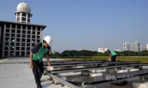 印尼雅加達的伊斯蒂柯拉清真寺（Masjid Istiqlal）2019年翻修時，在屋頂安裝逾500片太陽能板，清真寺28％的電力依靠太陽能發電。（圖片來源：中央社記者李宗憲雅加達攝）