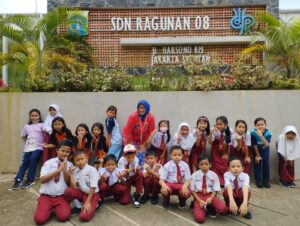 作為雅加達的淨零示範學校，拉古南8號小學內種植大量綠色植物，以累積減碳量，來抵銷碳排。（圖片來源：SDN ragunan 08 pagi FB）