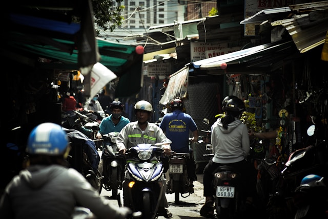 越南國會日前通過新的道路交通安全秩序法，其中一項規定是強制所有摩托車進行排氣檢驗，該法具體生效時間待定。（圖片來源：Unsplash）