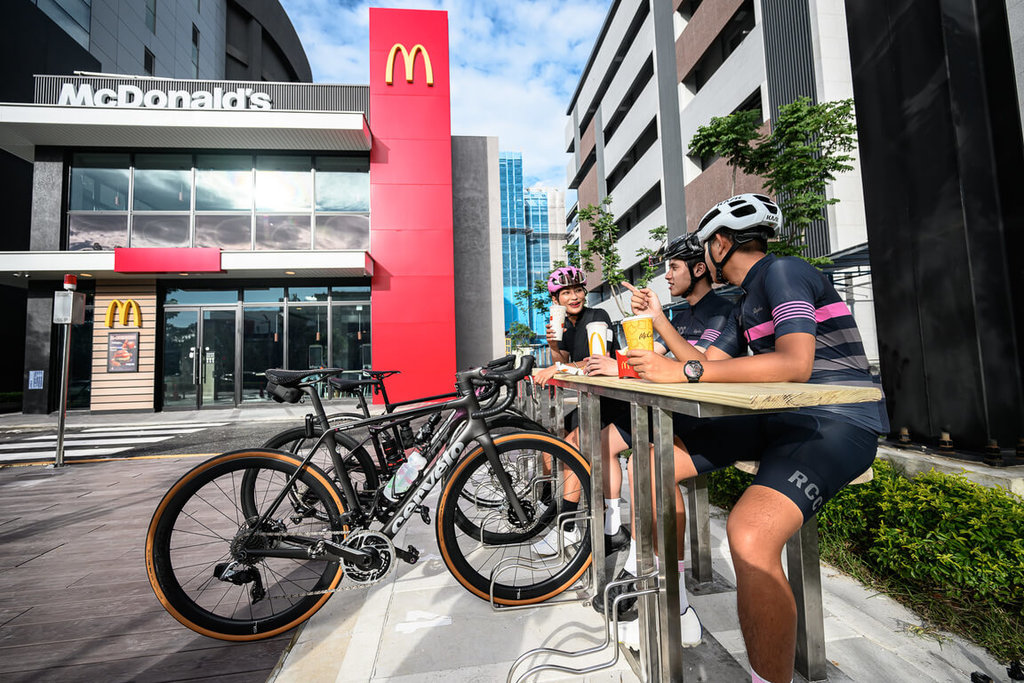 台灣麥當勞位於內湖的台北舊宗二餐廳23日正式營業，這是台灣麥當勞首間獲得雙綠建築認證的餐廳，透過節能設計，每年可減少約38公噸碳排放量，餐廳外還設有自行車「鐵馬驛站」。（台灣麥當勞提供）