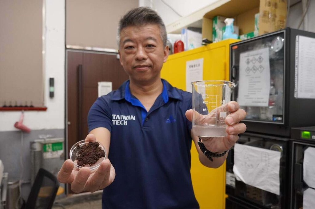 台灣科技大學機械工程系特聘教授郭俞麟（圖）帶領團隊，用咖啡渣提煉出含有豐富綠原酸及咖啡因的純露，可作為保養品原料，萃取後的咖啡渣再交由廠商製成低碳製程木炭。（圖片來源：台科大）