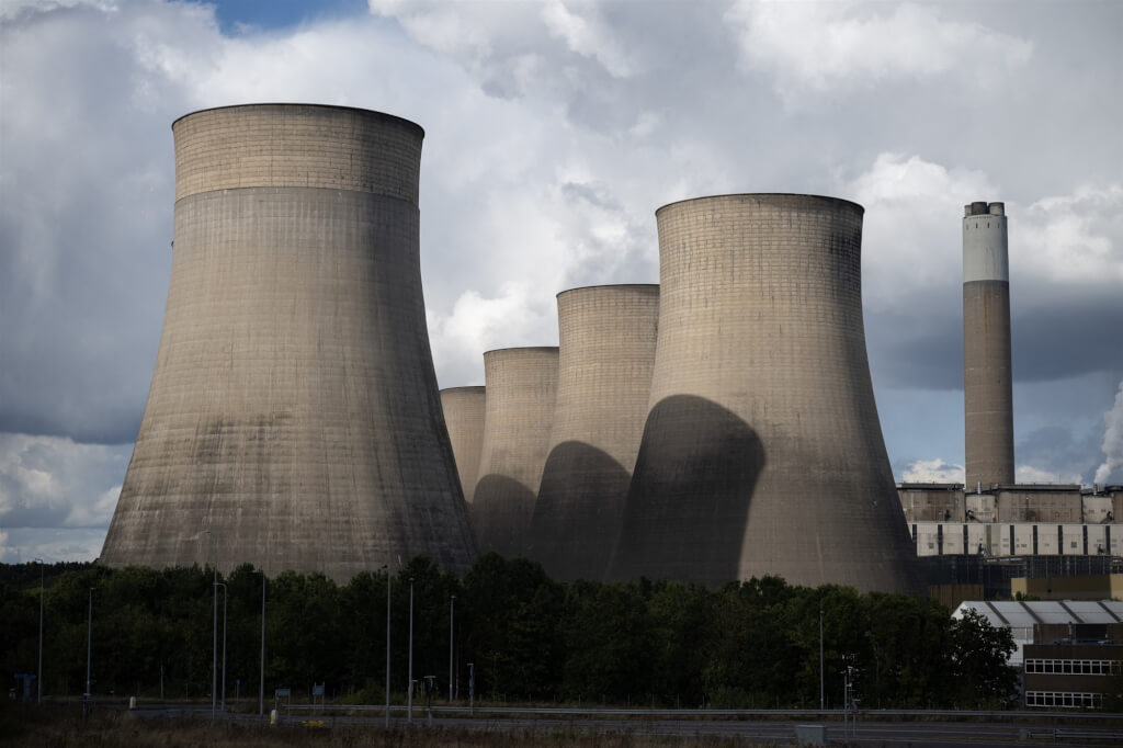 佇立在英國東密德蘭近60年的索爾河畔拉特克利夫發電廠9月底將關閉。（圖片來源：法新社）