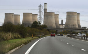 英國最後一座燃煤發電廠索爾河畔拉特克利夫發電廠（Ratcliffe-on-Soar Power Station）已於近日正式關閉。（圖片來源：美聯社）