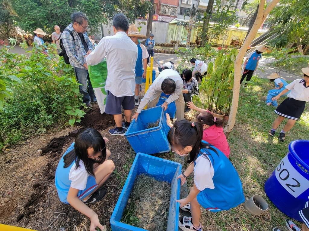 新北市教育局25日表示，新北共有14校獲選教育部智慧化氣候友善校園先導型計畫。圖為校園師生以落葉雜草與豆渣泥土進行堆肥固碳。（新北市教育局提供）