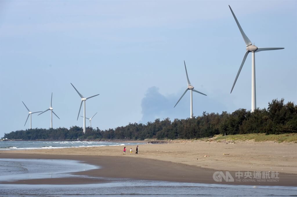 圖為位於苗栗後龍海岸的陸上風力發電機組。（圖片來源：中央社檔案照片）