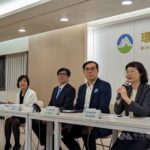 環境部14日下午在COP29戰情中心，由氣候變遷署長蔡玲儀（右起）、部長彭啓明、高雄市長陳其邁、環保局長張瑞琿進行對談。（中央社記者張雄風攝）