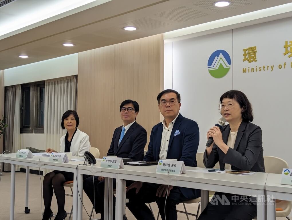 環境部14日下午在COP29戰情中心，由氣候變遷署長蔡玲儀（右起）、部長彭啓明、高雄市長陳其邁、環保局長張瑞琿進行對談。（中央社記者張雄風攝）