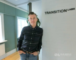 Transition Labs的執行長歐拉夫森（Kjartan Örn Ólafsson）表示，從外太空汲取太陽能有不受天氣、日照影響與能量強度更高的好處。(圖片來源：中央社記者辜泳秝雷克雅維克攝 )