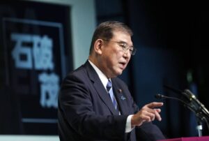 日本首相石破茂近日於東京都出席「讀賣國際經濟座談會」（YIES），強調在積極利用核能發電的同時，致力於吸引企業投資於擁有豐富脫碳電力的地區。他特別提到，半導體等高科技產業正逐步進駐北海道與秋田縣等推動海上風力發電的地區，期望藉此形成新的產業聚落，推動區域經濟發展。（圖片來源：共同社）