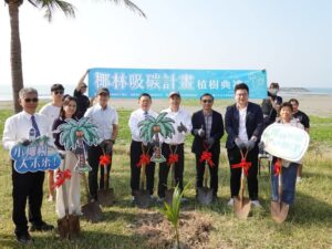 國立中山大學碳索實驗室攜手高雄市政府，5日在旗津海水浴場種下60棵耐鹽可可椰子樹，未來每棵椰樹預計每年可吸收約25公斤二氧化碳；種植地選定於「鍾愛之門」前，盼打造獨具特色地景風貌，成為旗津賞夕、觀星新秘境。（圖片來源：國立中山大學）