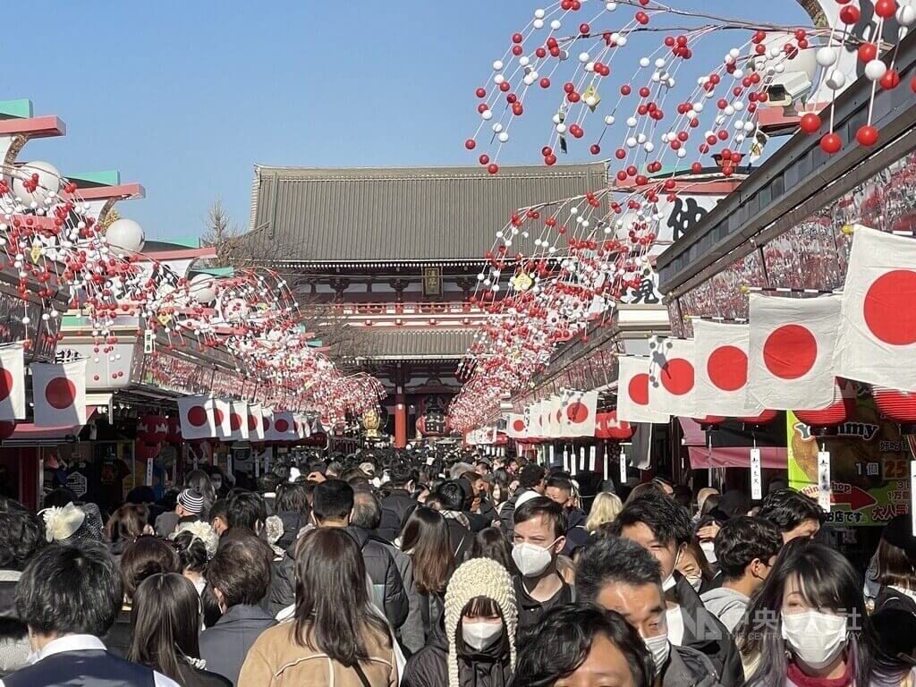 日本受到進口燃料價格居高不下及日圓貶值等影響，加速國家財富外流情況。（圖片來源：中央社檔案照片）