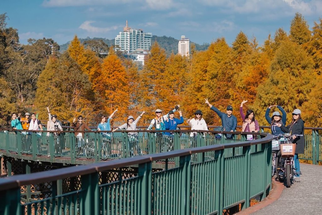 交通部觀光署日月潭國家風景區管理處4日表示，為推展國際觀光與永續旅遊，特別發展出日月潭首條「碳註銷」遊程，以電動輔助自行車、電動船、步道健行等低碳模式體驗日月潭，並深入集集小鎮探訪里山生活。（圖片來源：日月潭國家風景區管理處提供）