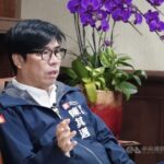 推動淨零城市理念，高雄率先從法規、培育人才等多方面著手。高雄市長陳其邁接受中央社專訪表示，市府輔導企業以大帶小轉型，並透過淨零學院培育人才，盼將高雄從碳負擔城市轉為碳資產城市。（中央社記者董俊志攝）