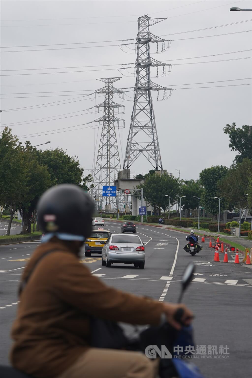 台電今年將首度販售混合30%綠電的RE30低碳電力、共16.6億度。圖為台北市士林區高壓電塔。（圖片來源：中央社檔案照片）