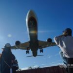 交通部積極推動航空業減碳轉型，計畫於114年上半年在桃園、松山及高雄三座機場試行永續航空燃油（SAF）添加計畫，並為國籍航空首次提供添加服務。（圖片來源：中央社檔案照片）