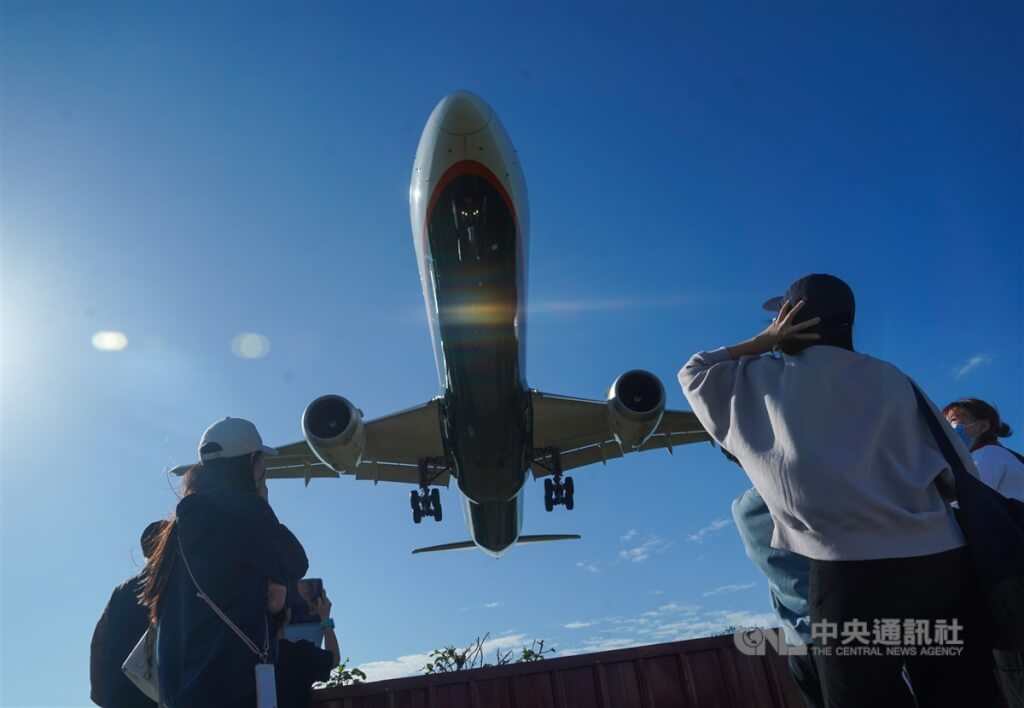 交通部積極推動航空業減碳轉型，計畫於114年上半年在桃園、松山及高雄三座機場試行永續航空燃油（SAF）添加計畫，並為國籍航空首次提供添加服務。（圖片來源：中央社檔案照片）