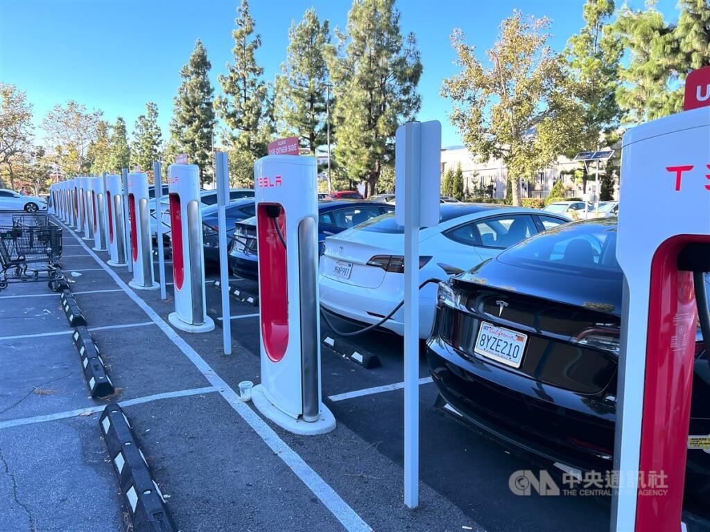 電動車大廠特斯拉（Tesla）在全美設有約2000處「超級充電站」（Supercharger stations），圖為洛杉磯一處超級充電站。（圖片來源：中央社檔案照片）