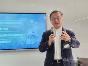 台達電今天首度公開發表內部碳定價報告書，台達電永續長周志宏（圖）表示，面對碳有價時代來臨，大家不要一直糾結在碳要定價在多少錢，做就對了！做下去大家就有成本概念，知道哪裡該省、哪裡可以節能減碳。（圖片來源：中央社記者曾仁凱攝）