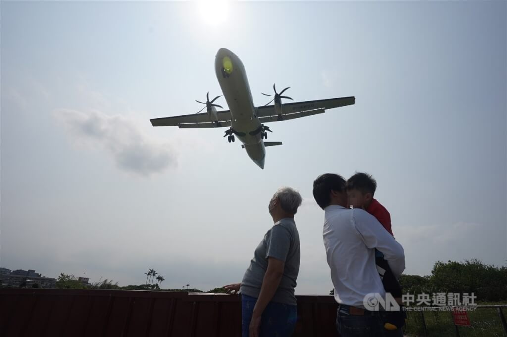 圖為民眾帶孩子在台北市濱江街飛機巷觀看飛機起降。（中央社檔案照片）