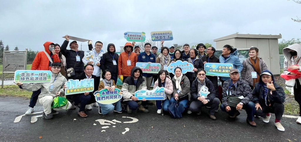 打造台東為宜居綠能城市，台東縣長饒慶鈴 （第2排右6）18日率團前往宜蘭參訪小水力與地熱發電。饒慶鈴表示，這2種發電是台東縣未來最主要推動的再生能源。（台東縣政府提供）