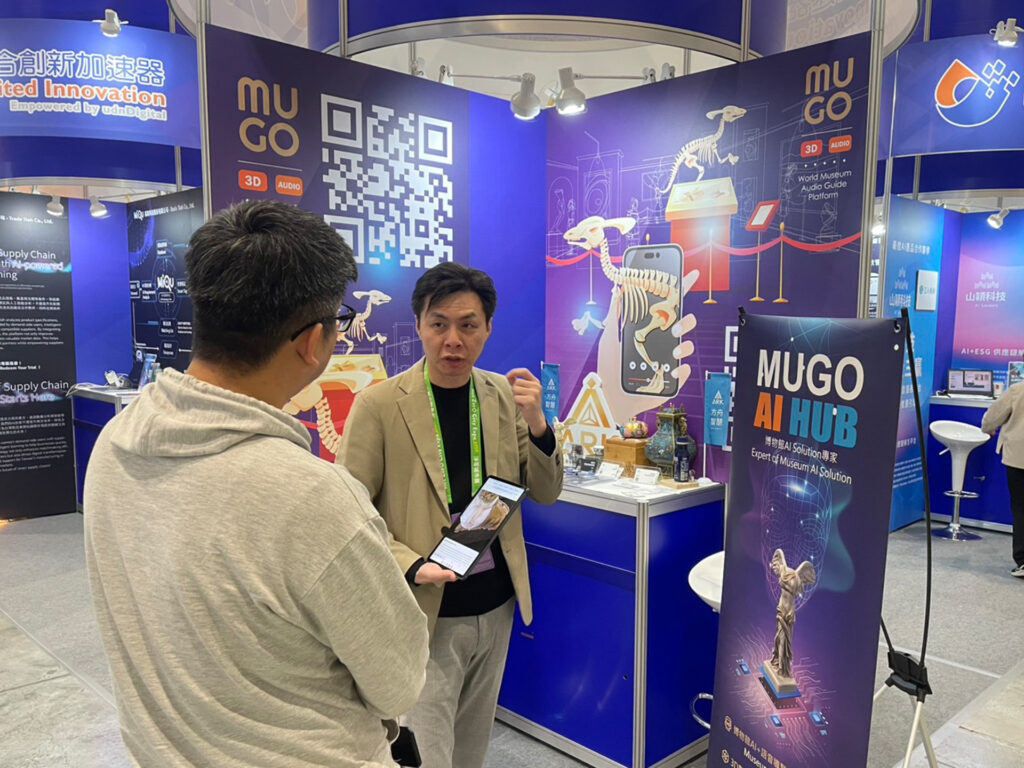 方舟團隊於展會現場向馬來西亞廠商展示 MUGO 3D+語音導覽平台，讓文化資產以數位方式生動呈現。