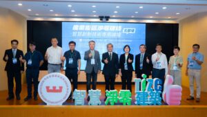 u84-圖說：內政部建築研究所主辦、台灣智慧淨零建築產業聯盟執行的「產業園區淨零建築智慧創新技術應用論壇」北部場，主、協辦單位代表進行合照。